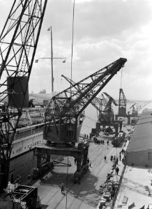 Het schip Baloeran ligt aangemeerd aan de kade in Rotterdam, Bestanddeelnr 191-0268