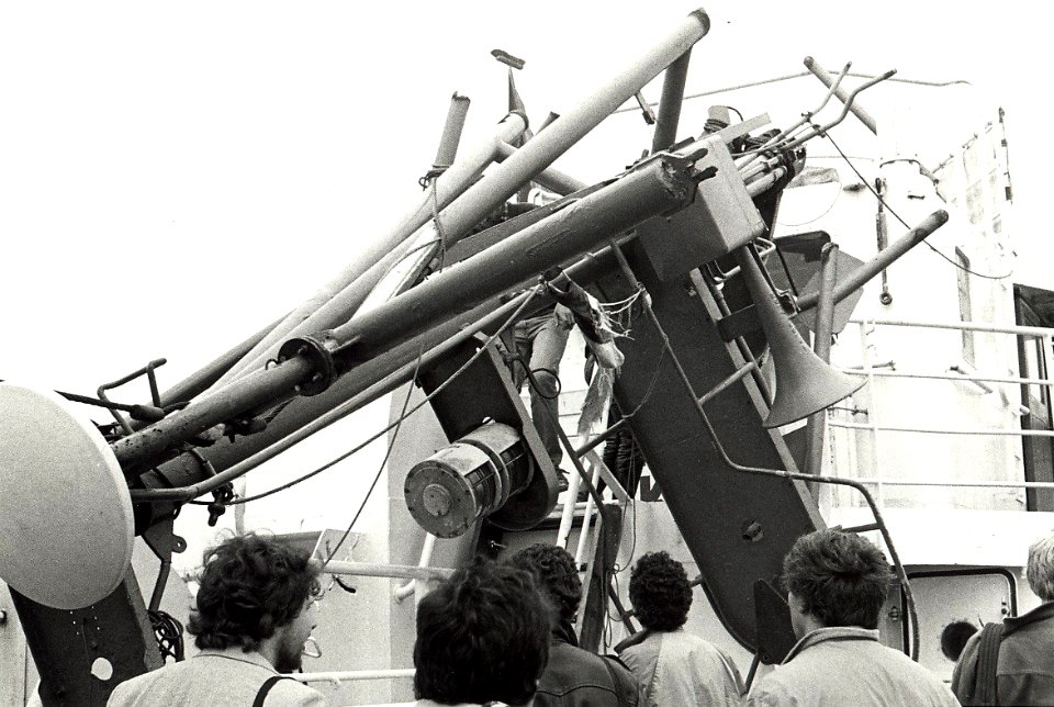 Het schip De Sirius van Greenpeace, ontsnapt uit Antwerpen na het af branden van de mast voor de brug. Op de foto aankomst IJmuiden. Geschonken in 1986 door United Photos de Boer bv. - Negatiefnummer 