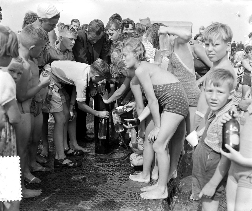 Hete dag aan het strand van Scheveningen. Drukte bij de pomp, Bestanddeelnr 905-8774