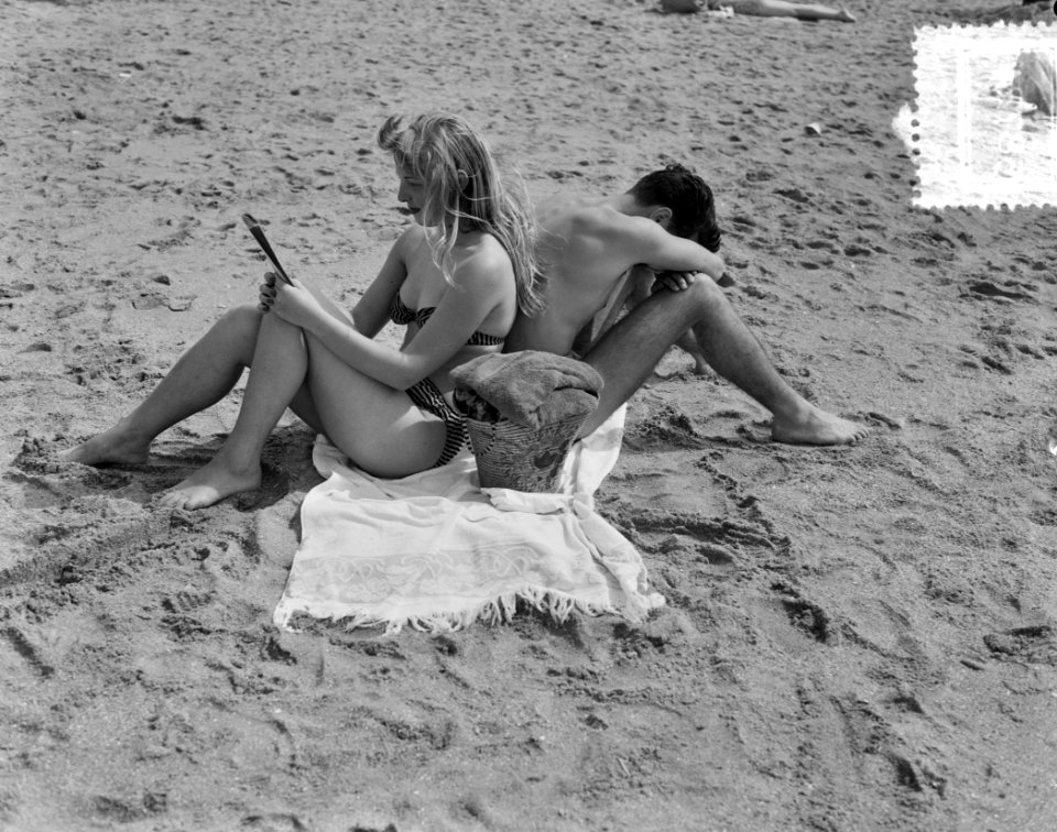 Hete dag aan het strand van Scheveningen. Te warm voor de liefde, Bestanddeelnr 905-8784