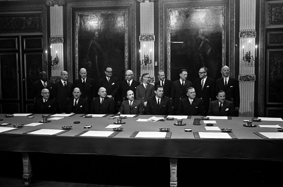 Het nieuwe kabinet Cals bijeen, zittend v.l.n.r. Samkalden (Justitie), Luns Buit, Bestanddeelnr 917-6554