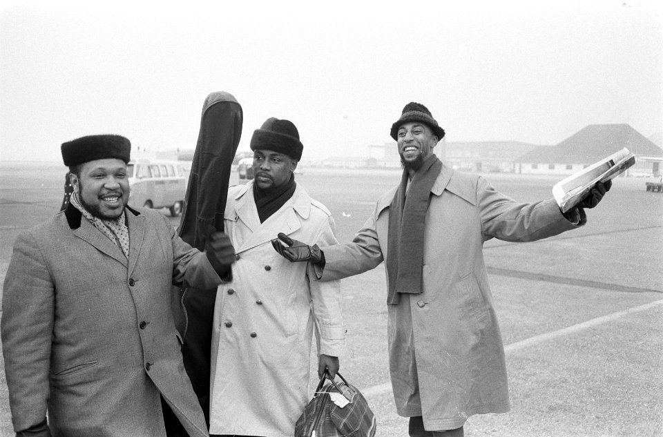 Het Less McCann trio op Schiphol, vlnr Less McCann (piano), Hurby Loui (bas), Bestanddeelnr 914-5091