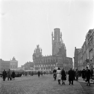 Het zwaarbeschadigde stadhuis van Middelburg na de slag om de Scheldemonding, Bestanddeelnr 900-2054