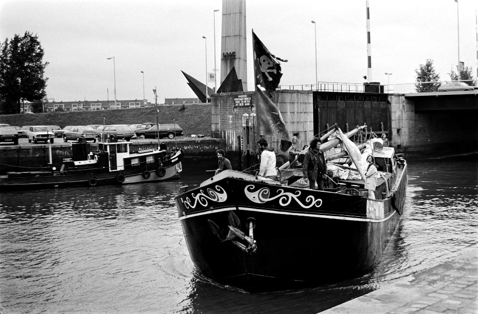 Het schip De Avonturier van de Stichting Reinwater in Rotterdam, Bestanddeelnr 930-9160
