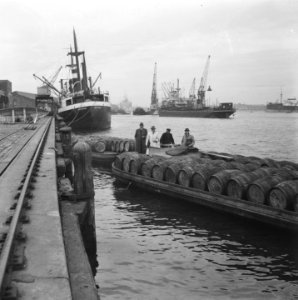 Het lossen van wijn voor de Rooms Katholieke Kerk, Bestanddeelnr 901-6398