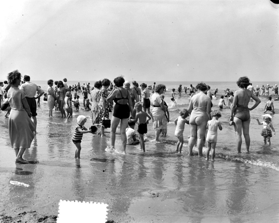 Hete dag aan het strand van Scheveningen. Drukteplaatjes, Bestanddeelnr 905-8781