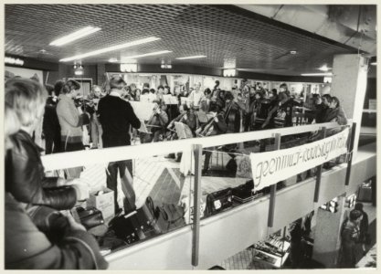 Het Noord-Hollands Philharmonisch Orkest aan het slot van zijn muzikale actiedag (wegend bezuinigingen) in de Brinkmann-passage. NL-HlmNHA 54013097