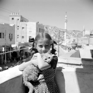 Het meisje Leila Ghamein met haar kat op het balkon van haar huis in Amman, Bestanddeelnr 255-6568