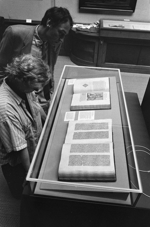 Het oudste boek ter wereld, de Gutenberg Bijbel, wordt geëxposeerd op een tent, Bestanddeelnr 934-2515