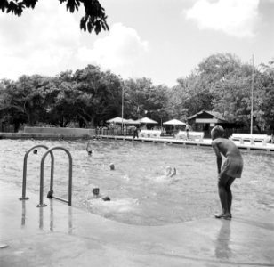 Het zwembad in de wijk Rio Canario van de olieraffinaderij CPIM op Curaçao, Bestanddeelnr 252-7778