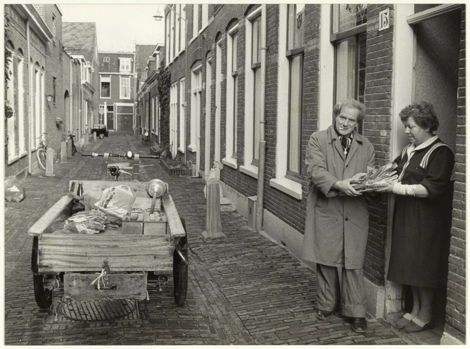 Het ophalen van oud papier. NL-HlmNHA 54015214