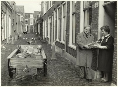 Het ophalen van oud papier. NL-HlmNHA 54015214