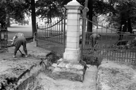Het opnieuw rechtzetten van het hek rond de paleistuin, Bestanddeelnr 921-5743