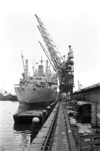 Het schip, afgemeerd aan de kade, rechts een aantal hijskranen, Bestanddeelnr 926-9381