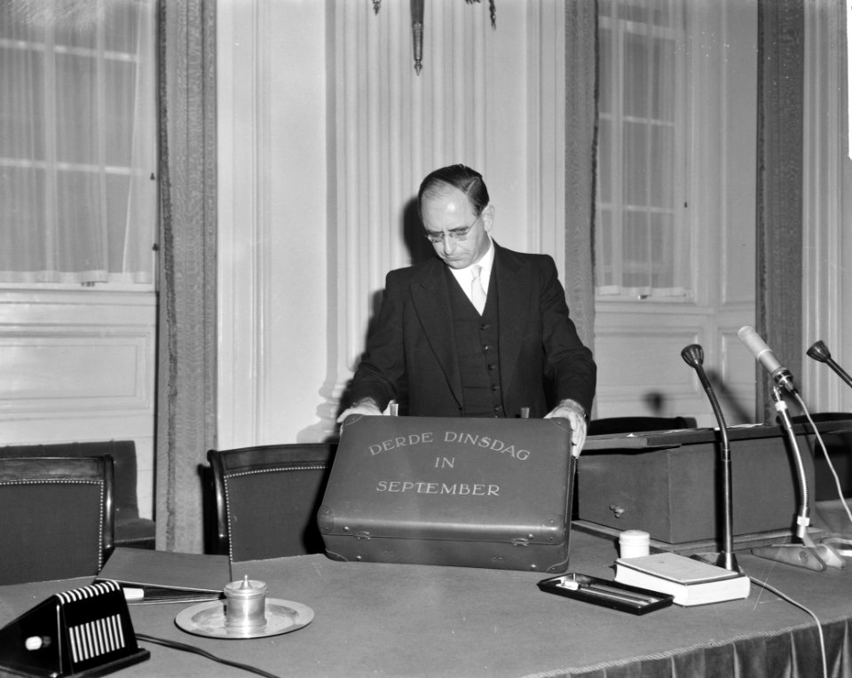 Het miljoenenkoffertje, Minister Pous met koffertje, Bestanddeelnr 914-3235