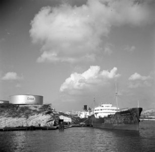 Het vrachtship Grants Pass in de haven van Willemstad op Curaçao Op de achtergr, Bestanddeelnr 252-7233
