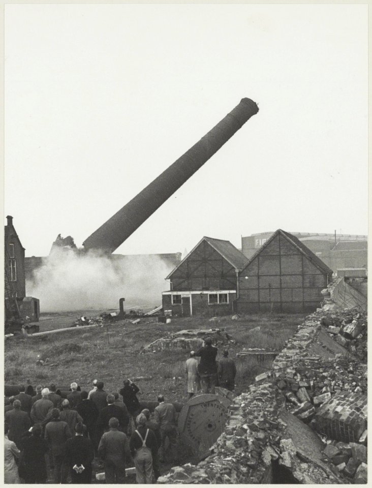 Het opblazen van de oude schoorsteen van de gasfabriek op het terrein aan de Harmenjansweg. NL-HlmNHA 54011883