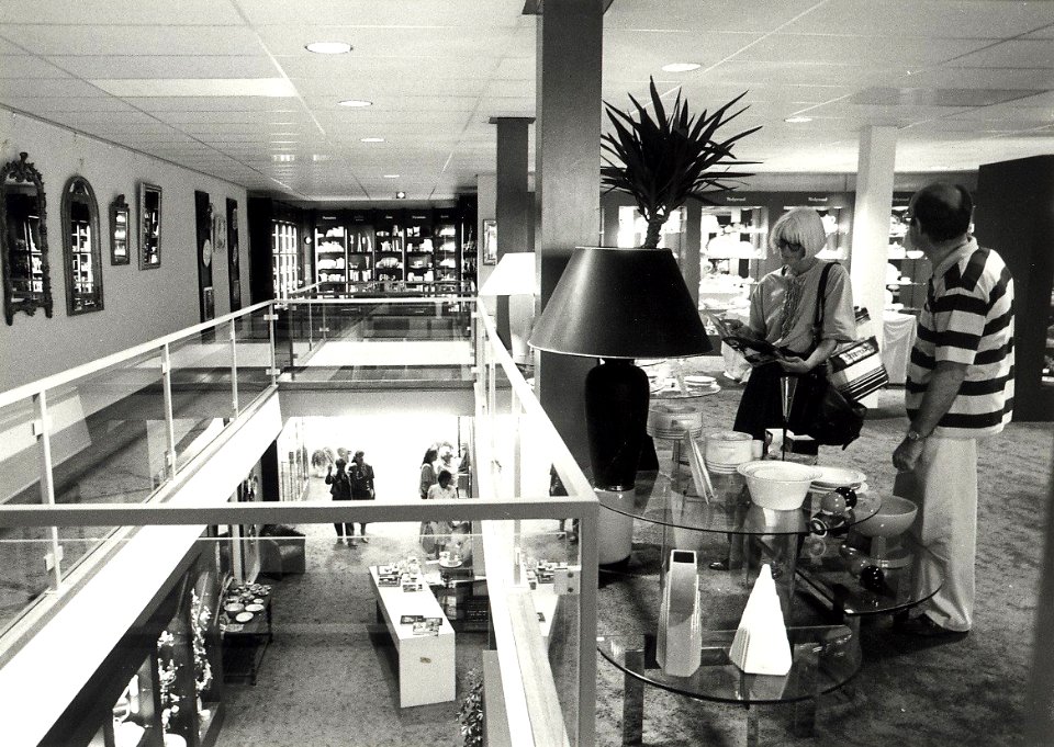Het opmerkelijke interieur van Elysée met exclusieve artikelen uit diverse landen. Aangekocht van United Photos de Boer bv. - Negatiefnummer 31260 k 7 a. - Gepubliceerd in het Haarlems Dagblad van 28