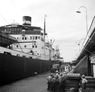 Het vrachtschip Boskoop uit Amsterdam aan de kade in de haven van Willemstad op , Bestanddeelnr 252-7215