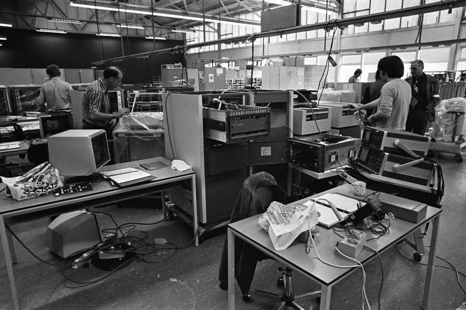 Het personeel van het bedrijf dat computerapparatuur vervaardigt werkt gewoon do, Bestanddeelnr 931-7667