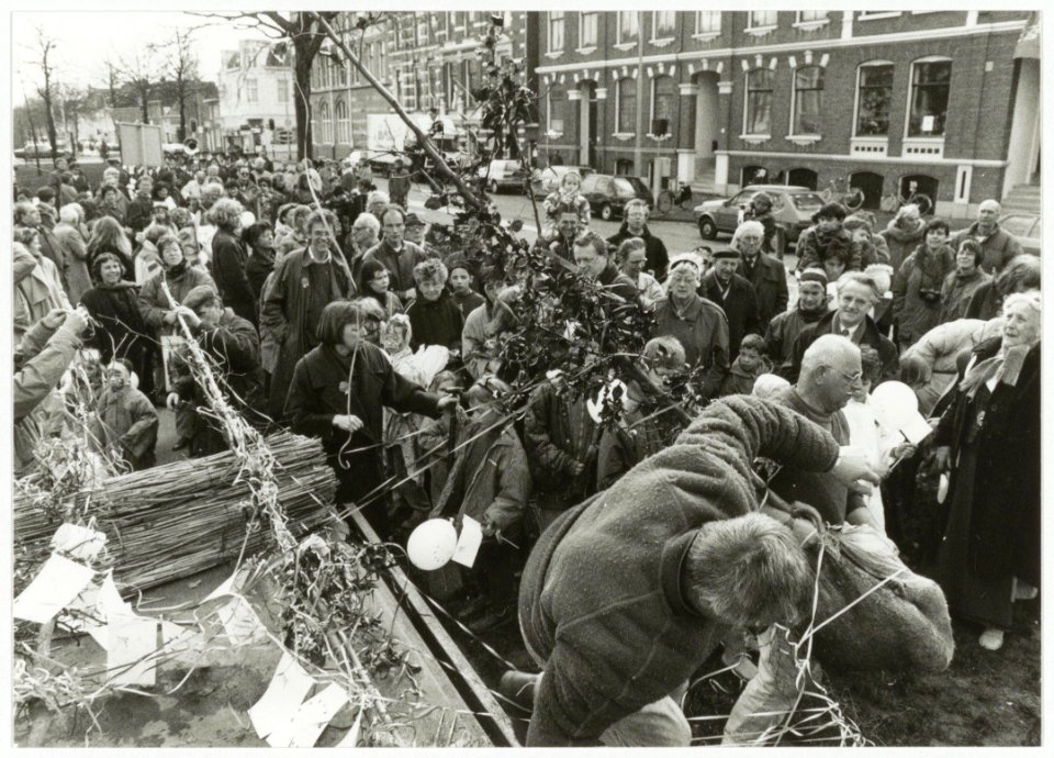 Het planten van de Bomans beukjes onder veel publieke belangstelling. NL-HlmNHA 54035300