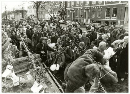 Het planten van de Bomans beukjes onder veel publieke belangstelling. NL-HlmNHA 54035300