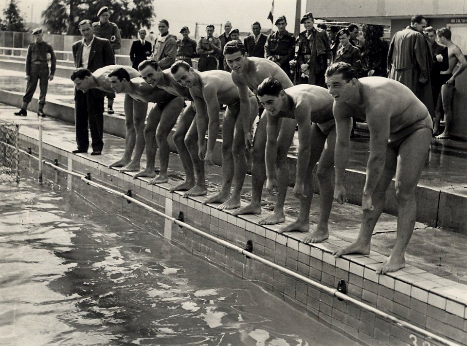 Het waterpoloteam van de Nederlandse militairen in Stoop's buitenbad. Aangekocht in 1976 van fotograaf C. de Boer. Identificatienummer 54-010715, NL-HlmNHA 54010715
