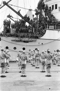 Het Pijperkorps van de 7 December Divisie staat op de kade ter begroeting van de, Bestanddeelnr 86-6-1