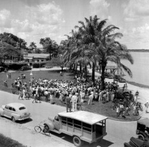Het planten van een boom aan de Waterkant in Paramaribo, Bestanddeelnr 252-6095