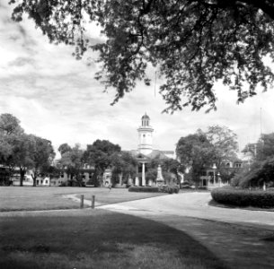Het Gouvernementsplein met het Department van Financiën in Paramaribo, Bestanddeelnr 252-6081