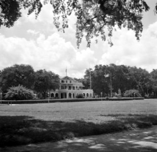 Het Gouvernementspaleis aan het Gouvernementsplein in Paramaribo, gezien vanaf h, Bestanddeelnr 252-6092