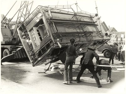 Het optakelen van een uit de bocht gevlogen brandweerwagen op de Buitenrustlaan. NL-HlmNHA 54005737