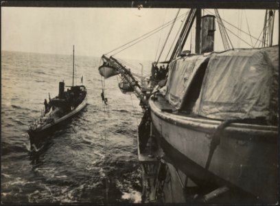 Het overbrengen van een document aan boord van een slagschip naar een patrouille, Bestanddeelnr 158-2899