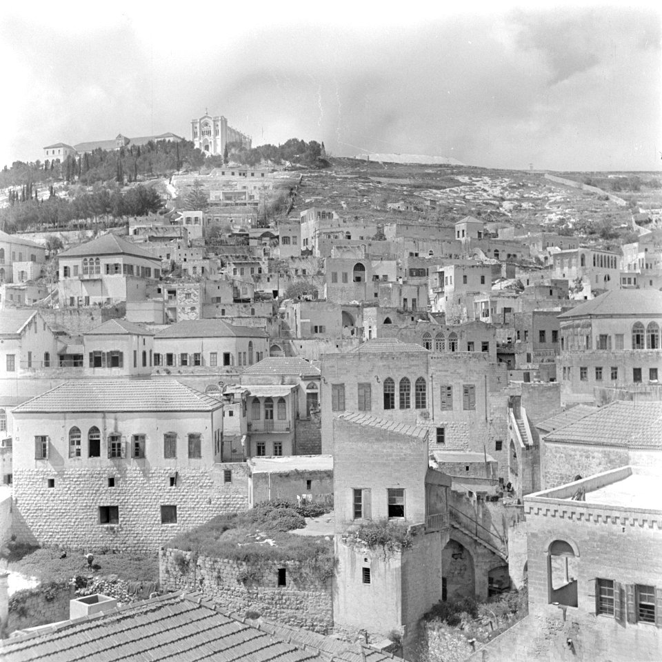 Het oude centrum van Nazareth met op de heuvel het Salesianer klooster met de ke, Bestanddeelnr 255-1026