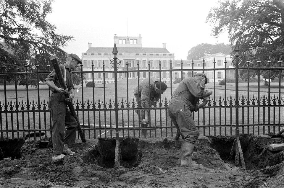 Het opnieuw rechtzetten van het hek rond de paleistuin, Bestanddeelnr 921-5744