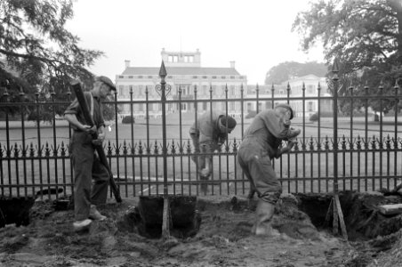 Het opnieuw rechtzetten van het hek rond de paleistuin, Bestanddeelnr 921-5744