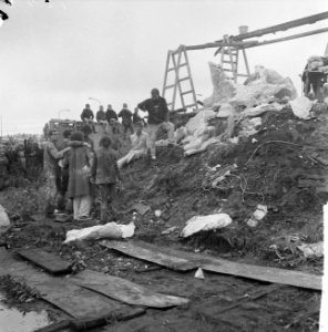 Het gipsen beeld is ingestort, Bestanddeelnr 915-2702