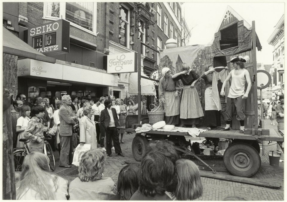 Het Westfries Volkstoneel met een middeleeuws straattoneel in de Grote Houtstraat. NL-HlmNHA 54014842
