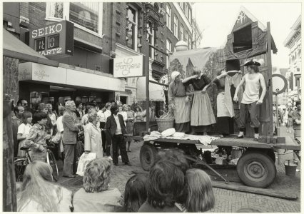 Het Westfries Volkstoneel met een middeleeuws straattoneel in de Grote Houtstraat. NL-HlmNHA 54014842