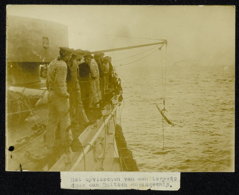 Het opvisschen van een torpedo door een Duitsch oorlogsschip, Bestanddeelnr 158-0521