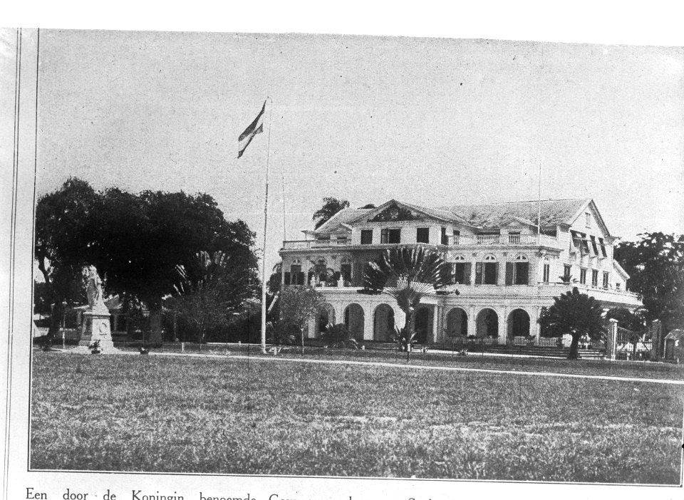 Het Gouverneurspaleis op het Wilhelminaplein in Paramaribo. Links het standbeeld, Bestanddeelnr 935-1288