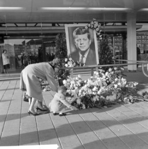Het rood-wit-blauw halfstok in ons land met de dood van president Kennedy Pres, Bestanddeelnr 915-7727