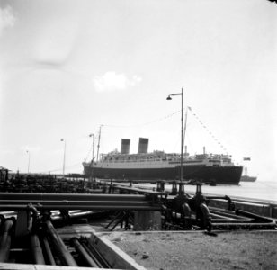 Het schip de Mauretania in de Caracasbaai op Curaçao, Bestanddeelnr 252-7326