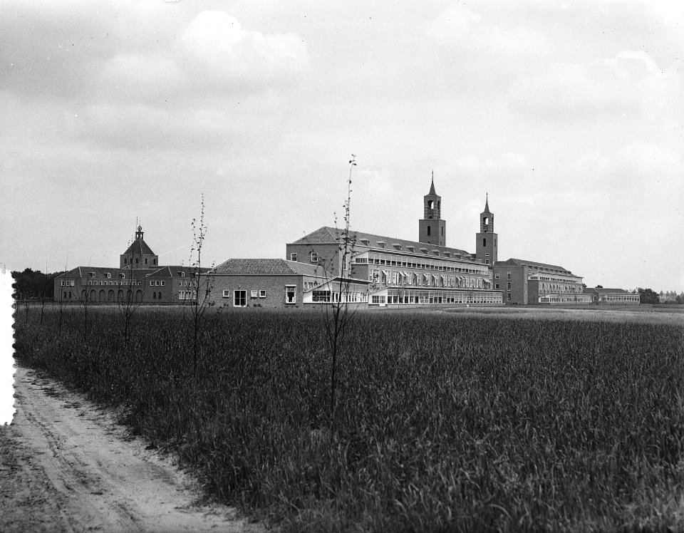 Het sanatorium Klokkenberg in Breda wordt op 7 juli door koningin Juliana geopen, Bestanddeelnr 906-5367