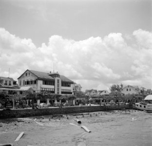 Het Politiebureau aan de Waterkant in Paramaribo gezien vanaf de Surinamerivier, Bestanddeelnr 252-6181