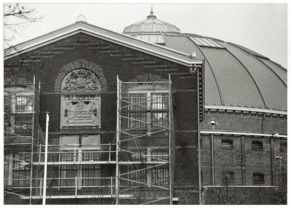 Het poortgebouw van het Huis van Bewaring in de steigers. NL-HlmNHA 54036127