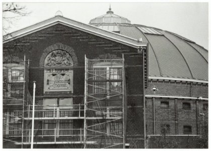 Het poortgebouw van het Huis van Bewaring in de steigers. NL-HlmNHA 54036127