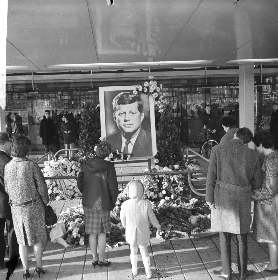 Het rood-wit-blauw halfstok in ons land met de dood van president Kennedy Pres, Bestanddeelnr 915-7725