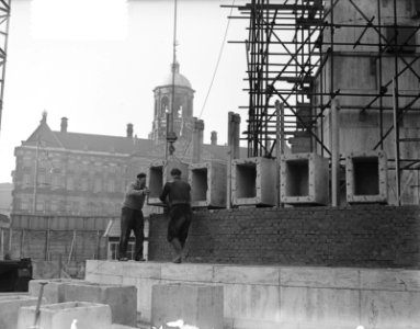Het plaatsen van de nissen in het Nationaal Monument op de Dam te Amsterdam, Bestanddeelnr 907-4756