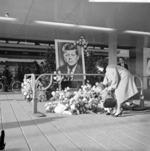 Het rood-wit-blauw halfstok in ons land met de dood van president Kennedy Pres, Bestanddeelnr 915-7726